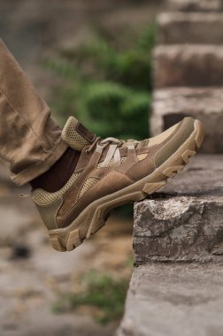 Bej derili taktik spor ayakkabılı asker.