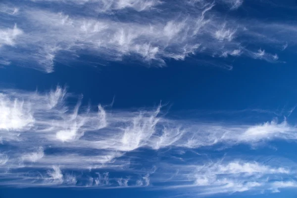 Ciel bleu avec nuages — Photo