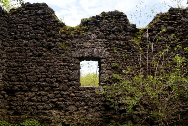 Medeltida ruin av ett slott — Stockfoto