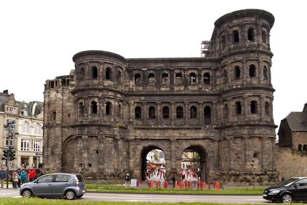 Porta nigra med marx installation — Stockfoto