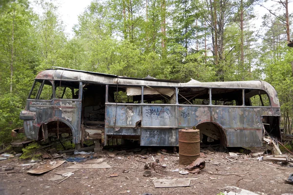 Auto dump in kirkoe mosse — Stockfoto