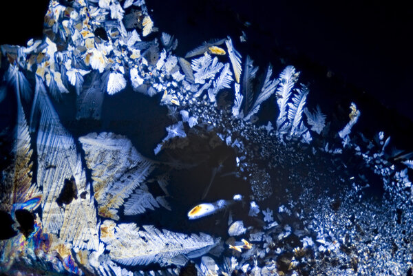 Soot particles and microcrystals in polarized light