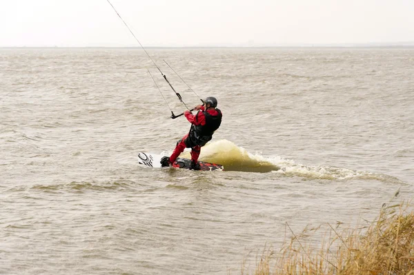 Surfer na zatoce — Zdjęcie stockowe