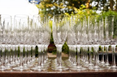 Şampanya bardağı bir plaka üzerinde detay