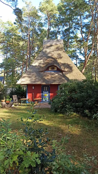 2021年10月6日 この村は 伝統的なモチーフを持つ美しいカラフルな茅葺き屋根の家で知られています — ストック写真