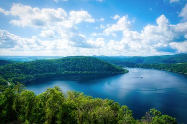 Almanya 'daki Edersee' de Kellerwald-Edersee Ulusal Parkı.