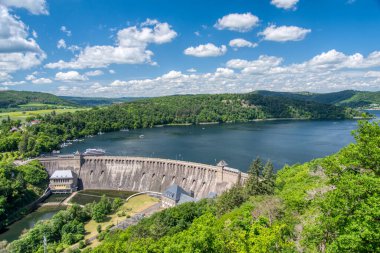 Almanya 'daki Edersee' de Kellerwald-Edersee Ulusal Parkı.