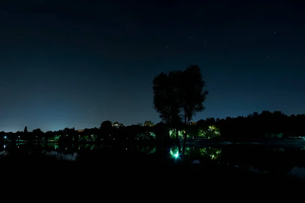 Lago Ciudad Nocturna Bajo Cielo Estrellado —  Fotos de Stock