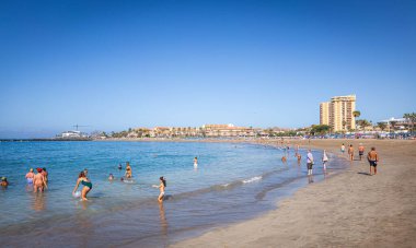 Güneşli bir günde Costa Adeje plajı, Tenerife