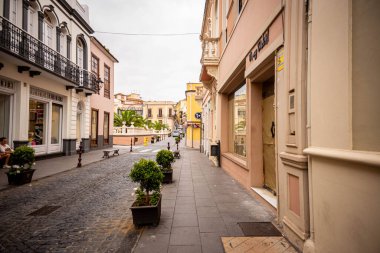 Bulutlu bir günde La Orotava 'nın rahat sokakları, Tenerife