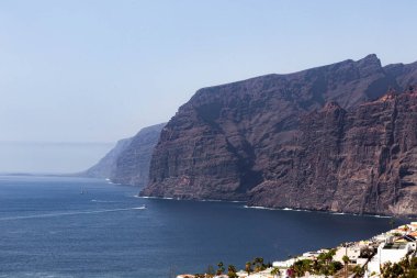 Tenerife 'deki gözlem güvertesinden Los Gigantes uçurumları