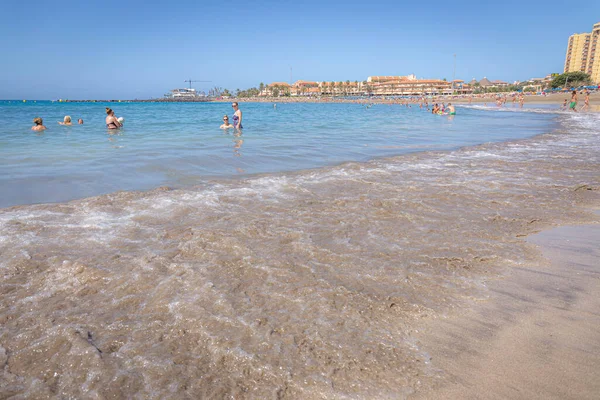 Güneşli bir günde Costa Adeje plajı, Tenerife