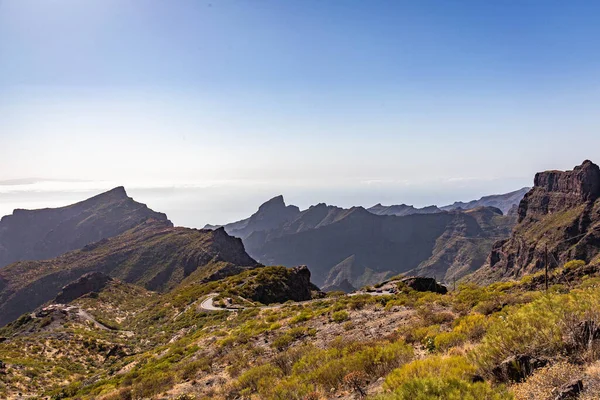 Vista de los acantilados en el camino al desfiladero de Masca en Tenerife —  Fotos de Stock