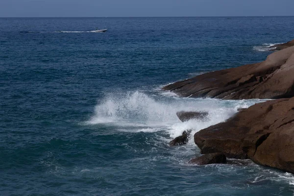 De golven van de Atlantische Oceaan storten neer op rotsen met spatten in Tenerife — Stockfoto