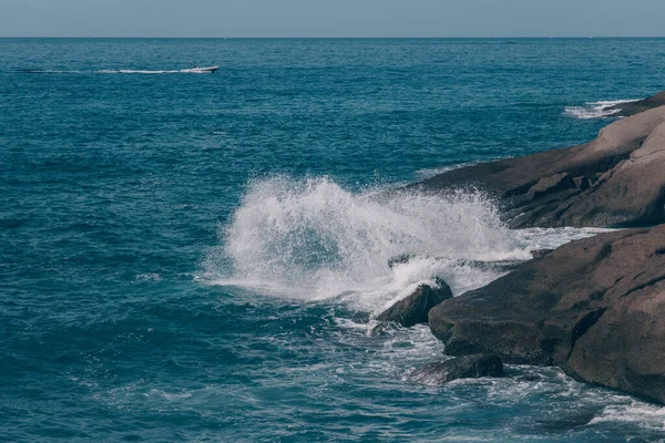 De golven van de Atlantische Oceaan storten neer op rotsen met spatten in Tenerife — Stockfoto
