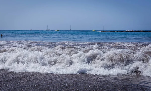 Big waves of the Atlantic Ocean hit the Tenerife beach — Stock fotografie