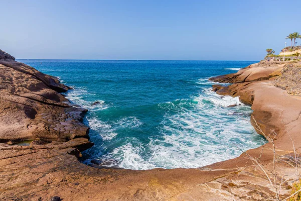 Petite baie aux vagues mousseuses entourée de pierres à Ténérife — Photo