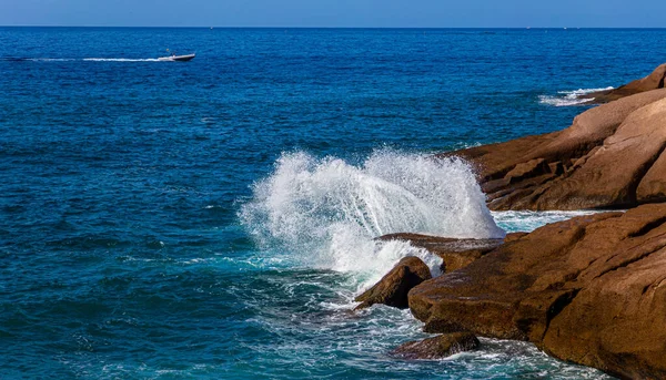 Τα κύματα του Ατλαντικού Ωκεανού συντριβή σε βράχους με πιτσιλιές στην Τενερίφη — Φωτογραφία Αρχείου