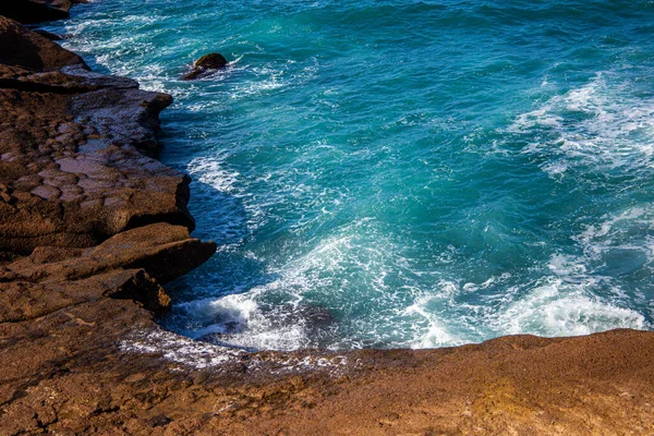 Kleine baai met schuimende golven omgeven door stenen in Tenerife — Stockfoto
