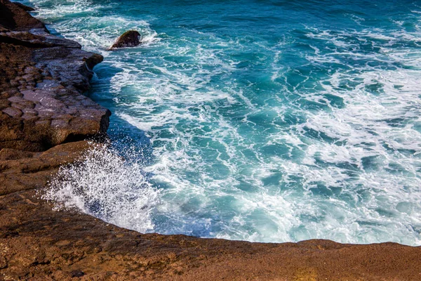 Kleine baai met schuimende golven omgeven door stenen in Tenerife — Stockfoto