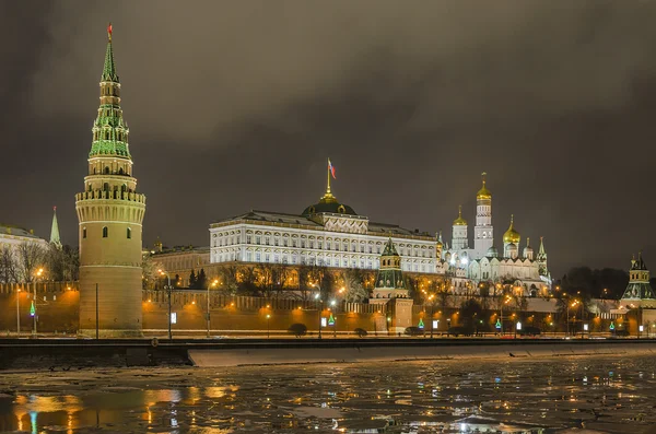 Dijk van het kremlin van Moskou 's nachts — Stockfoto