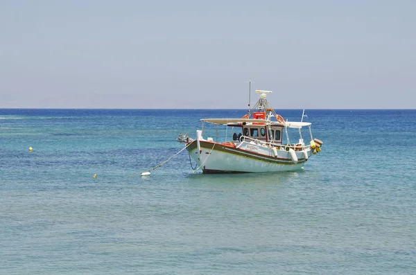 El yate blanco a pie en el aparcamiento, el barco Imagen De Stock