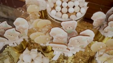 Çikolatalı çocuklar, açık büfe şekerler, bir düğünde nefis bir çikolata. Yakın plan.