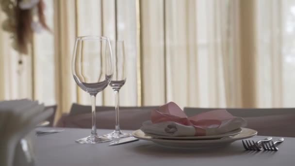 Decorare una tavola nuziale. Bicchieri vuoti per vite con piatti — Video Stock