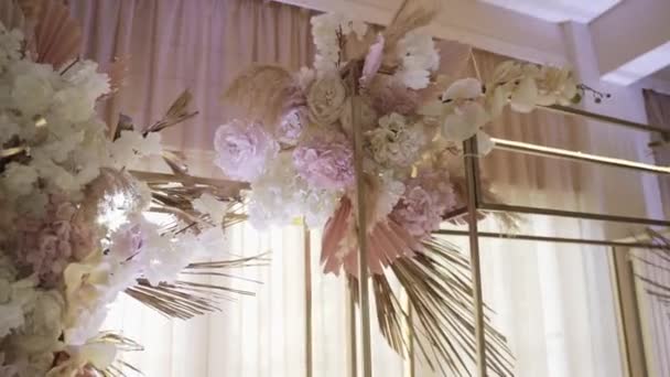 Decoración de boda con flores. El arco de la boda con flores — Vídeos de Stock