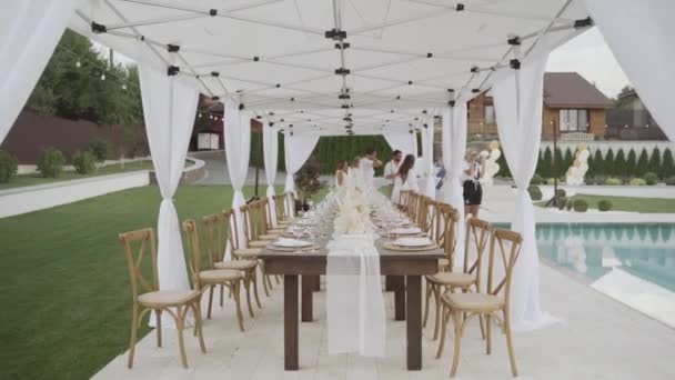 Wedding table outdoors under bright sun on resort. — Stock Video