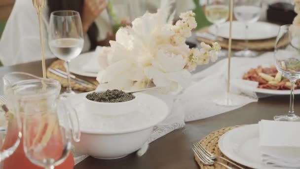 Mâncare și decor pe o masă de nuntă într-un restaurant — Videoclip de stoc
