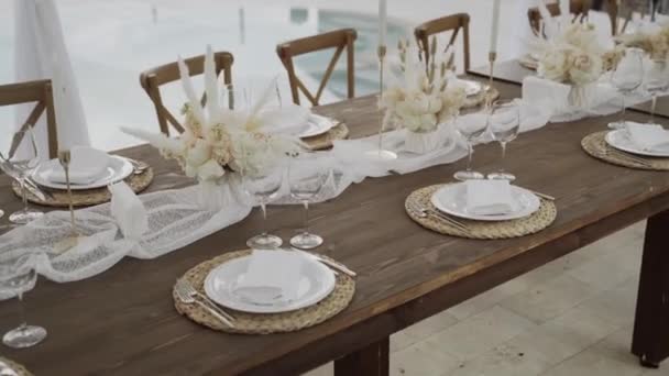 Σερβίρισμα τραπέζι κοντά στην πισίνα για ένα υπέροχο πάρτι γενεθλίων — Αρχείο Βίντεο