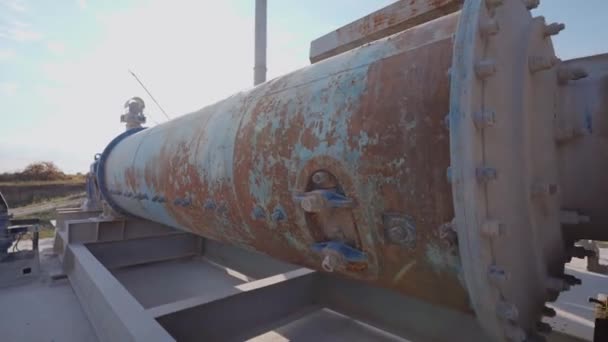 Металевий резервуар для зберігання на цементному заводі — стокове відео