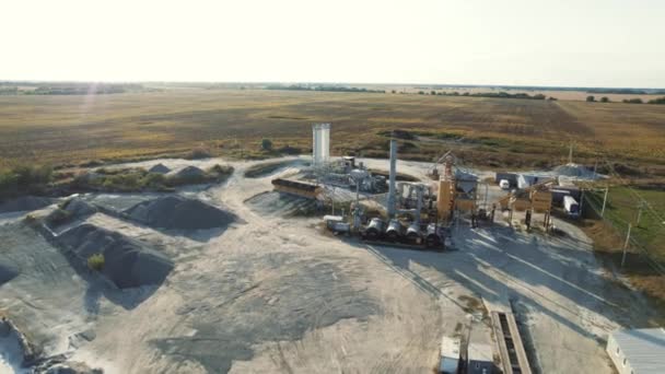 Luchtfoto van cementfabriek. Het grondgebied van de betonfabriek. — Stockvideo