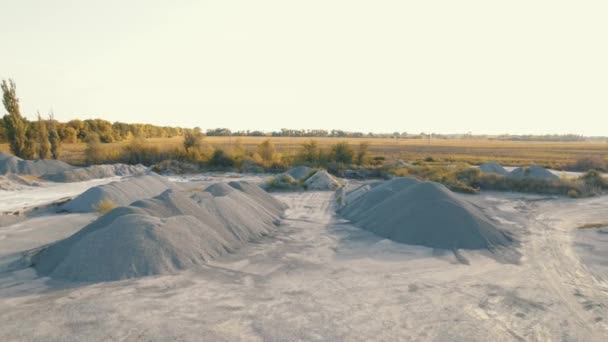 Vista aérea sobre montão de cascalho e pedra de rocha na fábrica de cimento — Vídeo de Stock