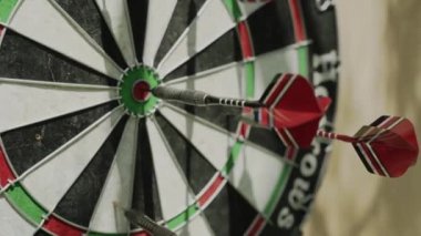 Dart oyunu. Dartlar hedefi vuruyor. Kapat. 