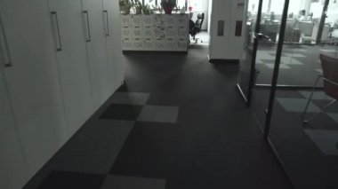 İş merkezindeki modern ofis salonu. Kimse yok.