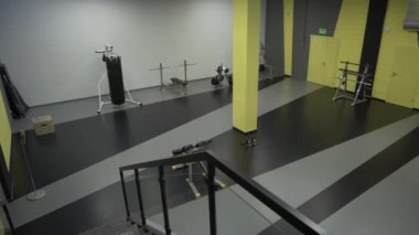 Boş çalışma salonu. Spor aletleri.. 