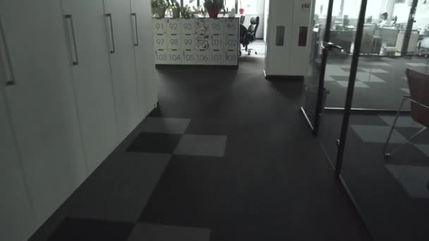Sala de escritório moderno no centro de negócios. Não há pessoas — Vídeo de Stock
