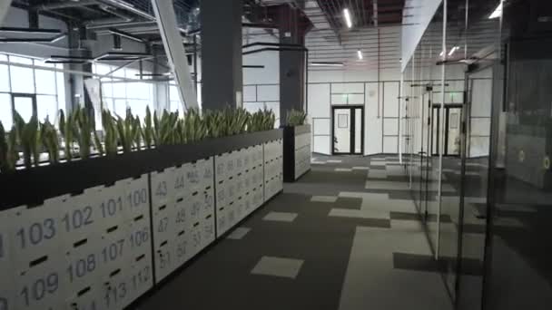 Сучасний офіс у бізнес-центрі без людей — стокове відео