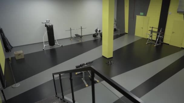 Salle d'entraînement vide. Équipement de gymnastique sportif. — Video