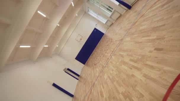 Порожній шкільний спортзал. Баскетбольний зал з дерев'яними паркетами . — стокове відео