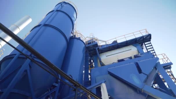 Блакитні баки на цементному заводі — стокове відео
