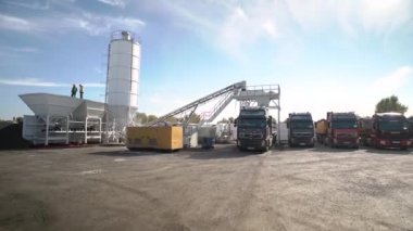 Endüstriyel üretim bölgesindeki çimento fabrikasının zemininden bak. Beton fabrikasının bölgesi..