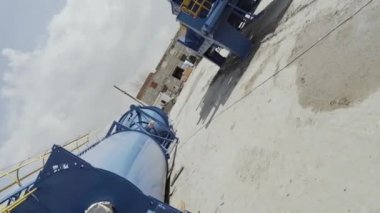 Yeni asfalt fabrikası yol ve asfalt yapımında çalışıyor