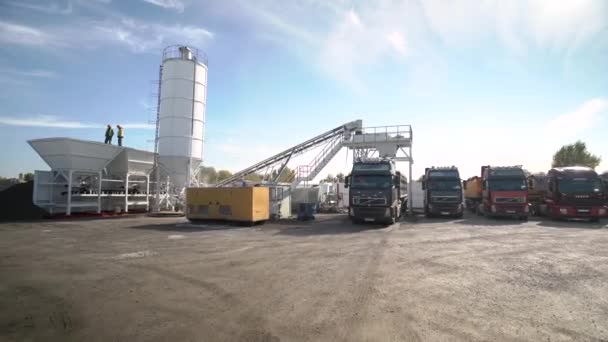Pohled ze země cementárny v průmyslové výrobní oblasti. Území betonárny. — Stock video