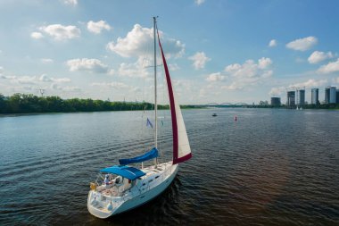 Dnipro, Ukrayna 'da lüks bir katamaran. İnsansız hava aracı ile çekilmiş bir hava fotoğrafı..