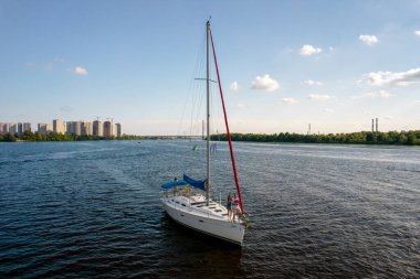 Kiralık yatın insansız hava aracı görünümü