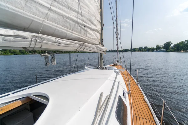 Marcher sur la rivière sur un voilier. Gros plan du mât inférieur du yacht — Photo