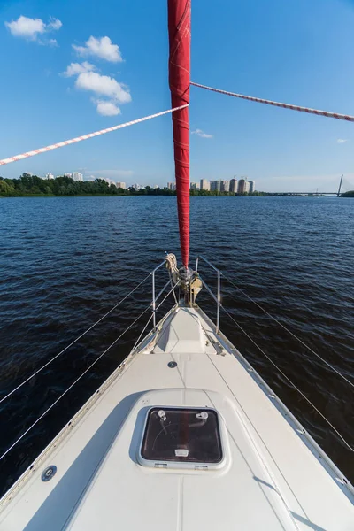 Panorama du bateau sur le pont. Calme l'eau de la rivière le jour. Photo verticale — Photo